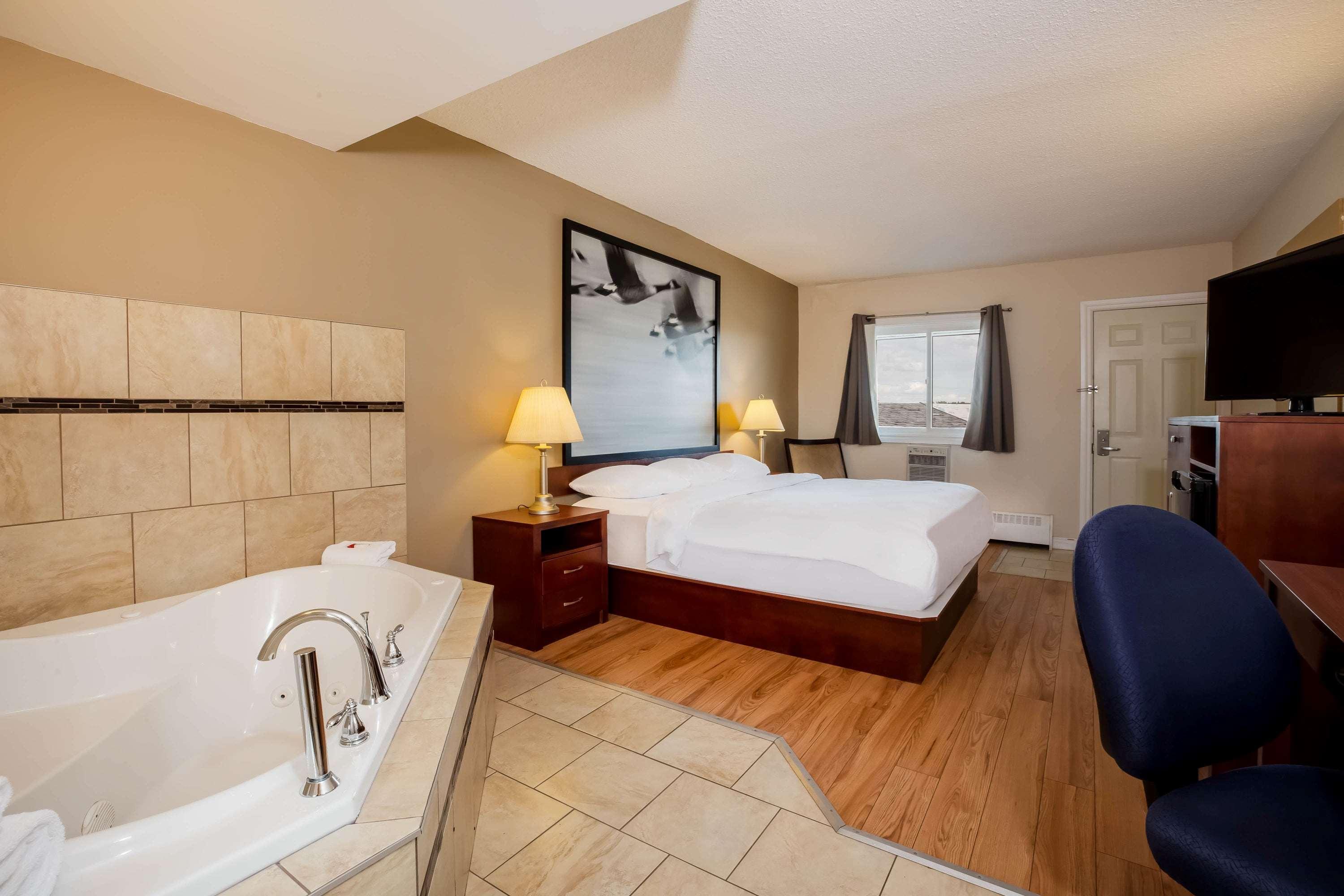 Super 8 By Wyndham Smoky Lake Exterior photo