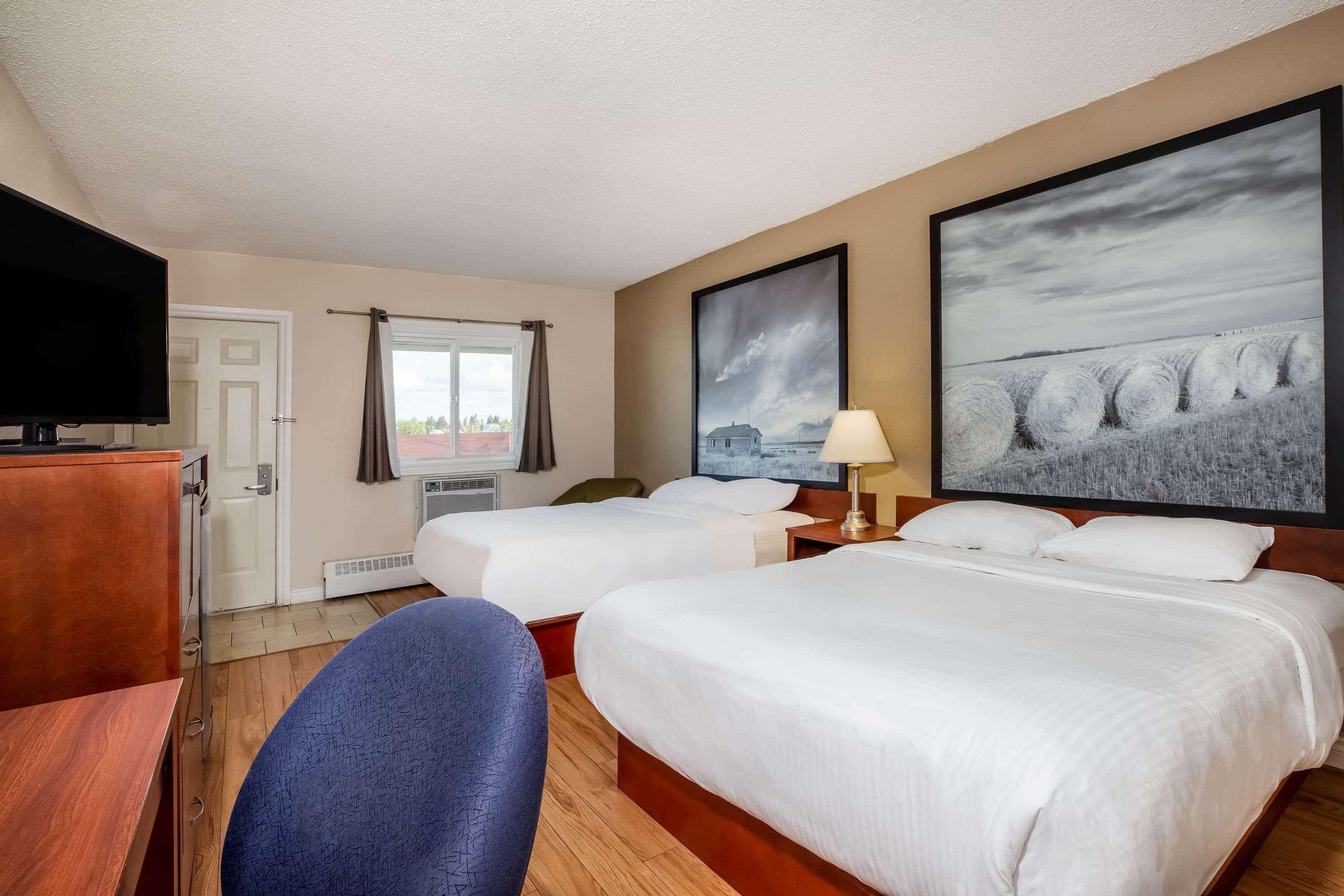 Super 8 By Wyndham Smoky Lake Exterior photo