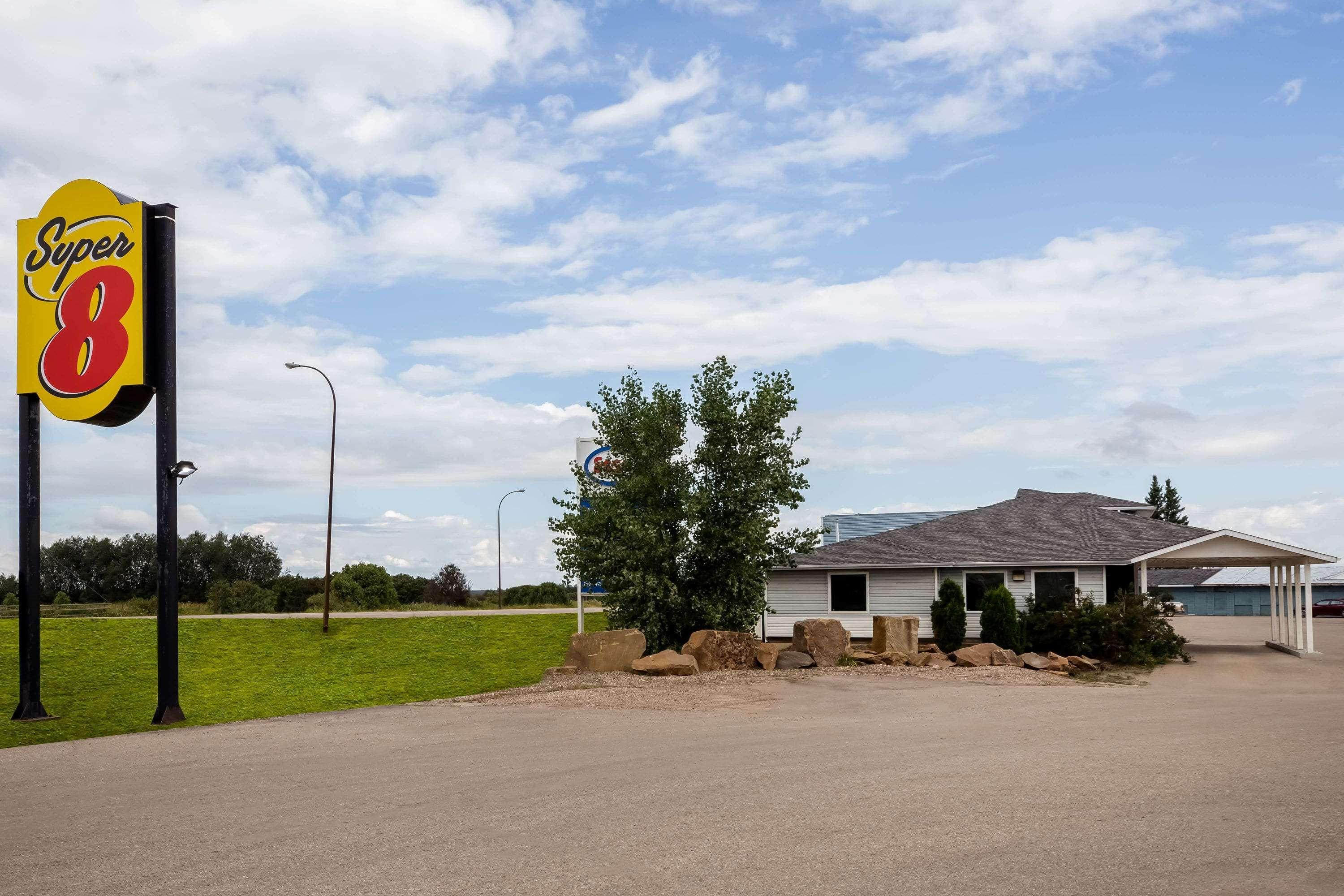 Super 8 By Wyndham Smoky Lake Exterior photo